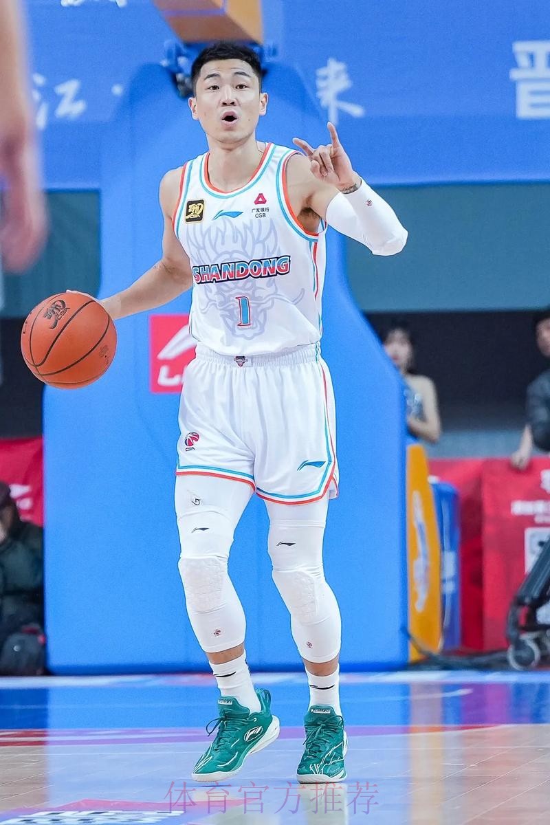 山东男篮分享高诗岩替补席片段：绷带是铠甲，坚守是勋章